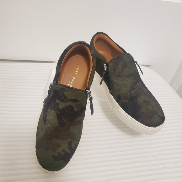 NWOB Very Volatile Los Angeles Normande Slipon Sneaker Shoes Size 6M, Camo Print - Picture 1 of 12